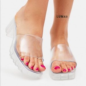 NWOT Liliana Clear Slides with Heel Size 6